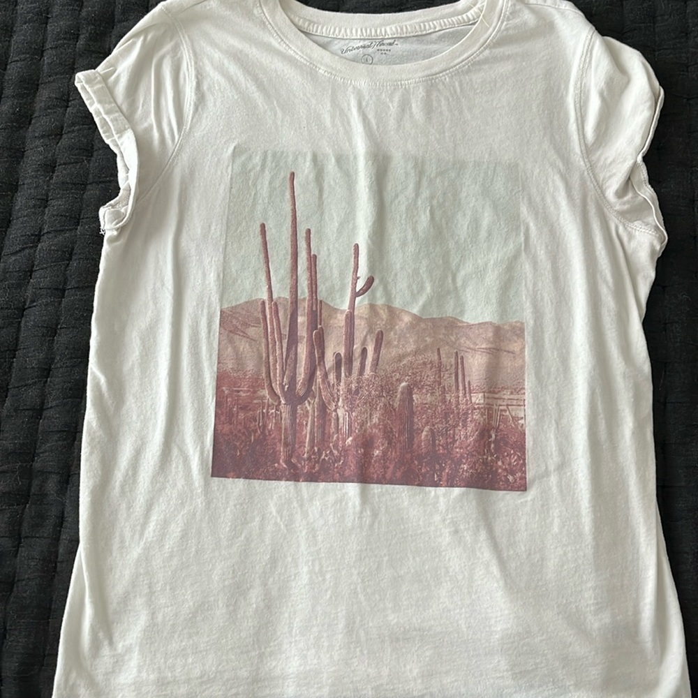 L Universal Threads Cactus Graphic Tee